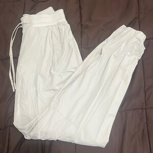 Lululemon license to train joggers